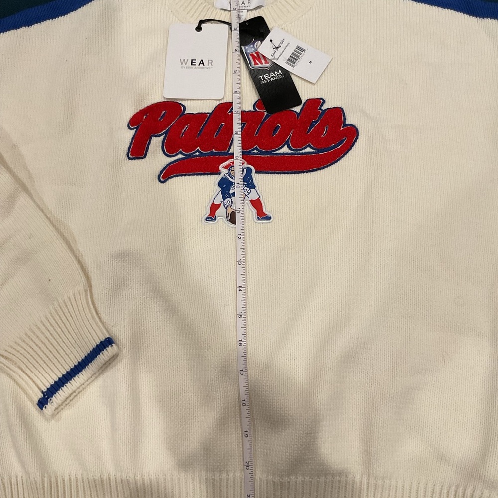 Women's WEAR by Erin Andrews Cream
New England Patriots Stripe Sweater Sz M NWT - Picture 6 of 9